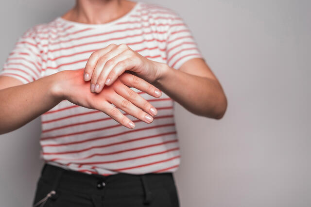 Er du stiv i leddene når du står opp om morgen? Opplever du smerter som blir bedre når du beveger deg? Da kan du ha symptomer på slitasjegikt eller artrose.